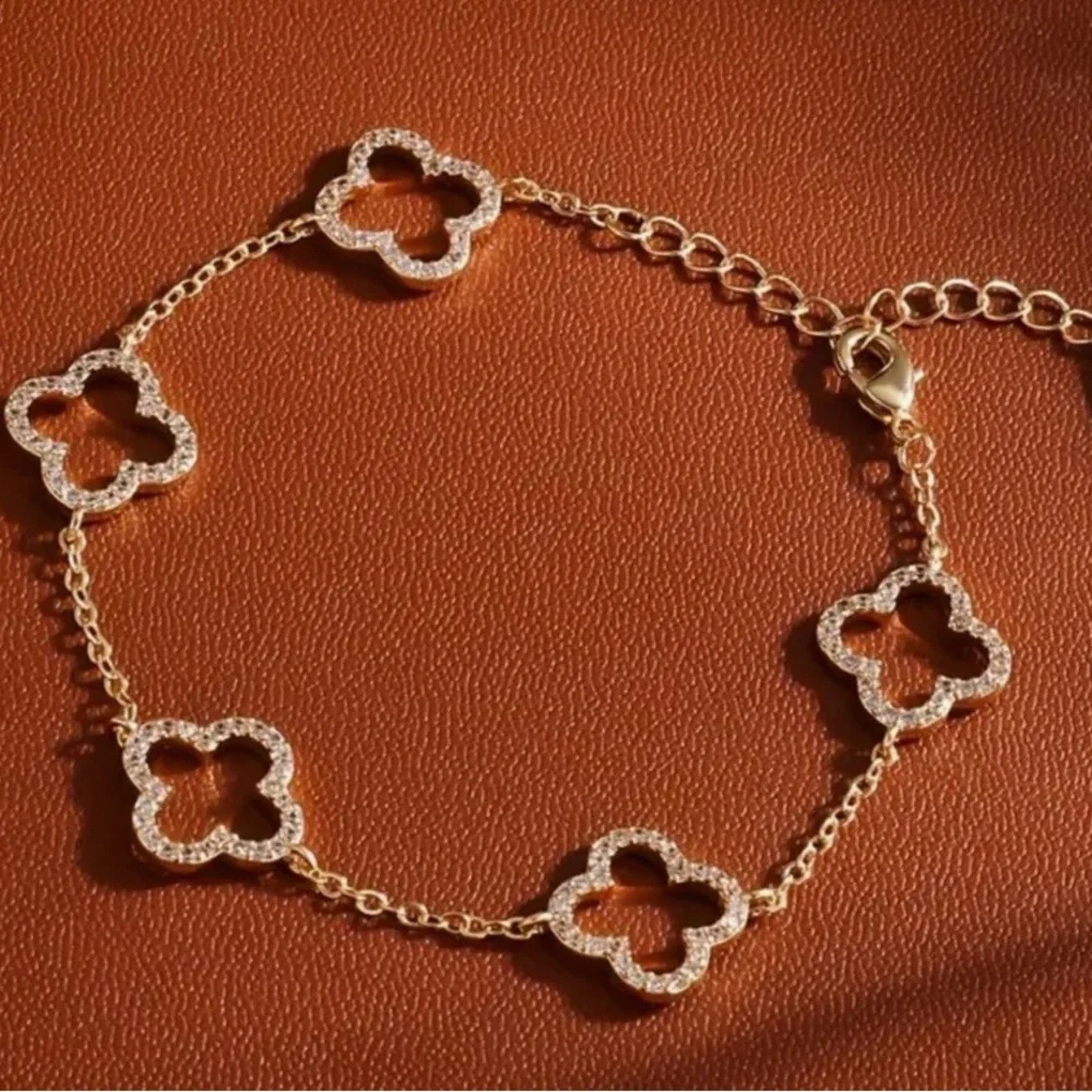 Elegant Gold and Silver Flower Bracelet new in a box gold plated - Picture 3 of 15